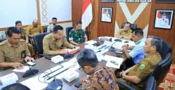 Pejabat Pemprov Sumsel saat membahas kesiapan pengiriman 52,9 ton bantuan kemanusiaan untuk korban banjir di Aceh, Sumut, dan Sumbar. (Sumber: Istimewa)