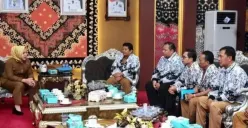 Audiensi antara Bupati Musi Rawas Hj. Ratna Machmud dan jajaran Pengurus Persatuan Guru Republik Indonesia (PGRI) Kabupaten Musi Rawas berlangsung di Pendopoan Rumah Dinas Bupati pada Senin (14/07/2025). (Sumber: Istimewa)