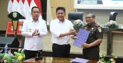 Gubernur Herman Deru secara simbolis menerima penyerahan aset perkara tindak pidana korupsi Batanghari Sembilan dari Kepala Kejati Sumsel, Yulianto. (Sumber: Istimewa)