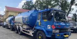 Dua truk tangki pengangkut 16.100 liter solar olahan diamankan tim Ditreskrimsus Polda Jambi. Dua sopir dan dua oknum TNI diduga terlibat dalam kasus penyelundupan BBM ilegal lintas provinsi. (Sumber: Istimewa)