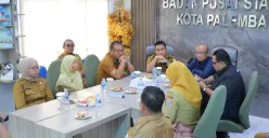 Asisten II Setda Kota Palembang, Isnaini Madani, menjelaskan strategi 4K yang diterapkan Pemkot untuk mengendalikan inflasi dan menjaga stabilitas harga kebutuhan pokok. (Sumber: Istimewa)