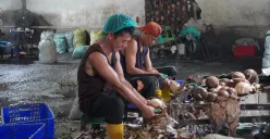 Para pekerja di PT YSK KOS, Pegayut, Kabupaten Ogan Ilir, sedang mengurus produksi santan (Sumber: Istimewa)