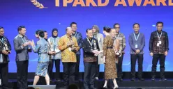 Sekretaris Daerah Provinsi Sumsel, Edward Candra, mewakili Gubernur Herman Deru saat menerima TPAKD Award 2025 dari Menteri Koordinator Bidang Perekonomian RI, Airlangga Hartarto, pada Rakornas TPAKD 2025 di Jakarta. (Sumber: Istimewa)