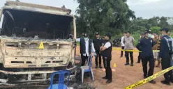 Petugas kepolisian melakukan olah TKP di lokasi truk tronton yang terbakar di Desa Seribandung, Kecamatan Tanjung Batu, Ogan Ilir, Sumatera Selatan. (Sumber: Istimewa)