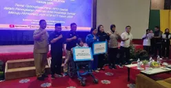 Ketua NPCI Sumsel Rian Yohwari menyerahkan tali asih kepada atlet disabilitas pada pembukaan Rakerprov NPCI Sumsel di Hotel Grand Daira Palembang, Selasa (14/10/2025). (Sumber: Istimewa)