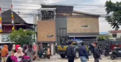 Petugas kepolisian berjaga di depan hotel di kawasan Jalan Perintis Kemerdekaan, Palembang, lokasi ditemukannya jasad wanita hamil yang menjadi korban pembunuhan. (Sumber: Istimewa)