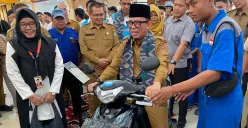 Bupati Ogan Komering Ulu (OKU) Teddy Meilwansyah mencoba motor listrik hasil rakitan siswa SMKN 3 OKU di Baturaja, Sumatera Selatan (Sumber: Istimewa)