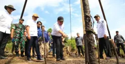 Menteri ESDM Bahlil Lahadalia bersama Gubernur Sumsel Herman Deru meninjau aktivitas sumur minyak rakyat di Kecamatan Keluang, Musi Banyuasin, Kamis (16/10/2025). (Sumber: Istimewa)