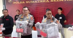 Petugas Polda Sumsel menggelar konferensi pers kasus pembunuhan wanita hamil di kamar hotel Palembang. (Sumber: Istimewa)
