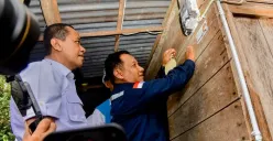Menteri ESDM Bahlil Lahadalia menyerahkan bantuan pasang baru listrik (BPBL) kepada warga Desa Bandar Jaya, Musi Banyuasin, Sumatera Selatan, sebagai wujud pemerataan akses energi hingga pelosok negeri. (Sumber: Istimewa)