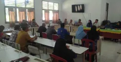 Petugas Polres Muratara bersama pihak sekolah dan keluarga korban saat mediasi kasus perundungan siswi SMP di Karang Jaya, Muratara. (Sumber: Istimewa)