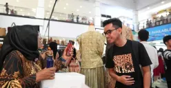 Para pelaku UMKM binaan Kilang Pertamina Plaju menampilkan produk inovatif berbasis potensi lokal dalam ajang SMEXPO Palembang 2025 di Palembang Square Mall. (Sumber: Istimewa)