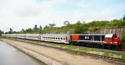 KA Rajabasa melintas di jalur Palembang–Bandar Lampung, menjadi penghubung utama mobilitas masyarakat antarprovinsi di Sumatera Selatan dan Lampung. (Sumber: Istimewa)