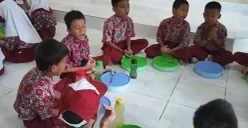 Petugas membagikan menu Makanan Bergizi Gratis (MBG) kepada siswa SDN 178 Palembang. Program kembali berjalan normal setelah insiden keracunan akhir September lalu. (Sumber: Istimewa)
