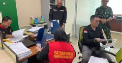 Tim penyidik Kejati Sumsel saat melakukan penggeledahan di salah satu kantor perusahaan di Palembang terkait dugaan korupsi distribusi semen. (Sumber: Istimewa)