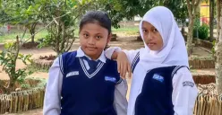 Putu Varent Nitia dan Quinsha Cinta Yudika, siswi SMPN 2 Semendawai Timur. Sumber: Istimewa)