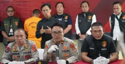 Polda Sumsel saat menggelar konferensi pers kasus pembunuhan sadis di Desa Ngulak III, Kabupaten Muba. Dua pelaku, ayah dan anak, berhasil ditangkap tanpa perlawanan. (Sumber: Istimewa)