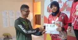 Ketua Pengcab Menembak Muba H. Pathi Riduan menyerahkan medali kepada atlet peraih emas pada ajang Porprov XV Sumsel 2025. (Sumber: Istimewa)