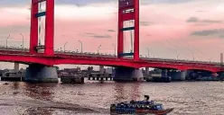 Jembatan Ampera: Ikon Abadi Kota Palembang yang Penuh Sejarah (Sumber: Pinterest | Foto: M. Tri Handoni)