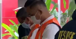 Dua tersangka dugaan tindak pidana korupsi proyek pembangunan prasarana perkeretaapian di Stasiun Lahat dan Lubuklinggau. (Sumber: Istimewa)