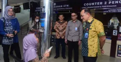 Sekda Sumsel Edward Candra meninjau langsung pelayanan di Kantor (Sumber: Istimewa)