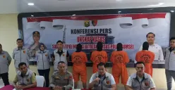 Polda Sumsel ungkap industri ilegal miras oplosan di Banyuasin, dengan menyita lebih dari 20 ribu botol miras siap edar. Empat tersangka ditangkap dalam penggerebekan ini. (Sumber: Istimewa)