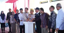 Gubernur Herman Deru melepas ekspor perdana produk UMKM muda Sumsel ke pasar internasional. (Sumber: Istimewa)