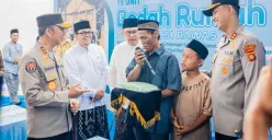 Kapolda Sumsel resmikan bedah rumah di Musi Rawas, warga beri apresiasi dengan gethuk tradisional. (Sumber: Istimewa)