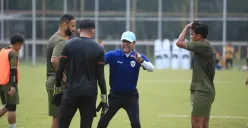 Pelatih Sumsel United Nilmaizar memberikan instruksi kepada anak asuhnya saat latihan (Sumber: Istimewa)