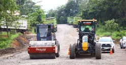 Alat berat dan truk tambang mengerjakan pembangunan flyover angkutan batubara milik PT Servo Lintas Raya di KM 111 Kabupaten Lahat sebagai bagian dari penataan jalur khusus tambang di Sumatera Selatan. (Sumber: Istimewa)