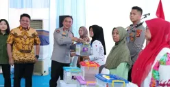 Kapolda Sumsel Irjen Pol. Sandi Nugroho bersama Gubernur Sumsel Herman Deru meninjau pelaksanaan Gerakan Pangan Murah Polri di Gudang Bulog Sukamaju Palembang, Jumat (13/3/2026). (Sumber: Istimewa)