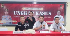 Polda Sumsel mengungkap kasus penyalahgunaan BBM subsidi jenis Pertalite di Musi Rawas, dengan 11 tersangka diamankan beserta sejumlah barang bukti. (Sumber: Istimewa)