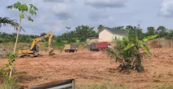 ktivitas angkutan tanah urug di Jalan Lintas Palembang–Jambi (Sumber: Istimewa)