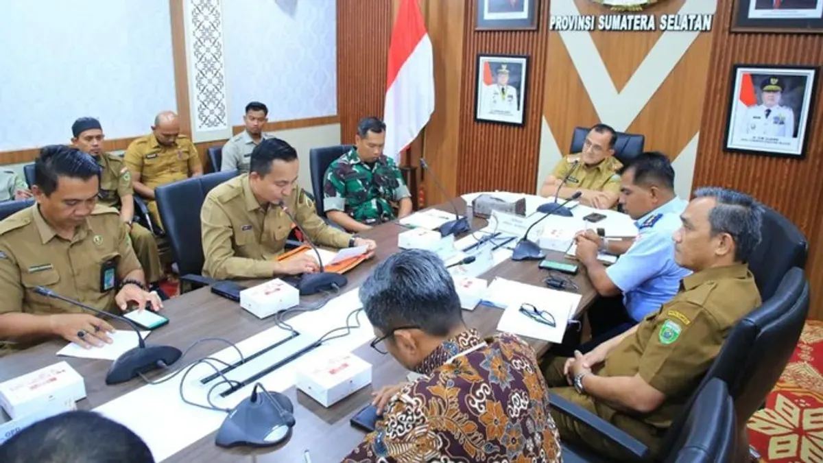 Pejabat Pemprov Sumsel saat membahas kesiapan pengiriman 52,9 ton bantuan kemanusiaan untuk korban banjir di Aceh, Sumut, dan Sumbar. (Sumber: Istimewa)