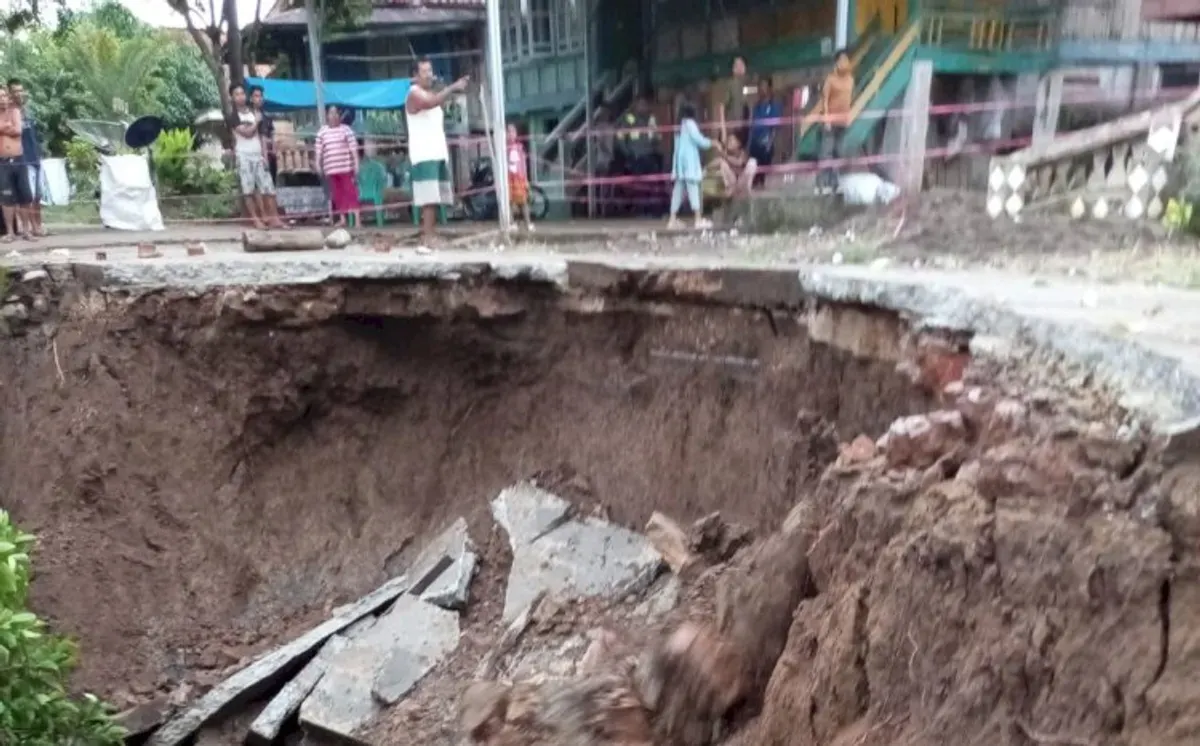 Tanah longsor yang terjadi di Dusun 5, Desa Rantau Panjang, Kecamatan Lawang Wetan, Kabupaten Musi Banyuasin, menyebabkan jalan utama desa terputus total pada Sabtu (5/7/2025). (Sumber: Istimewa)