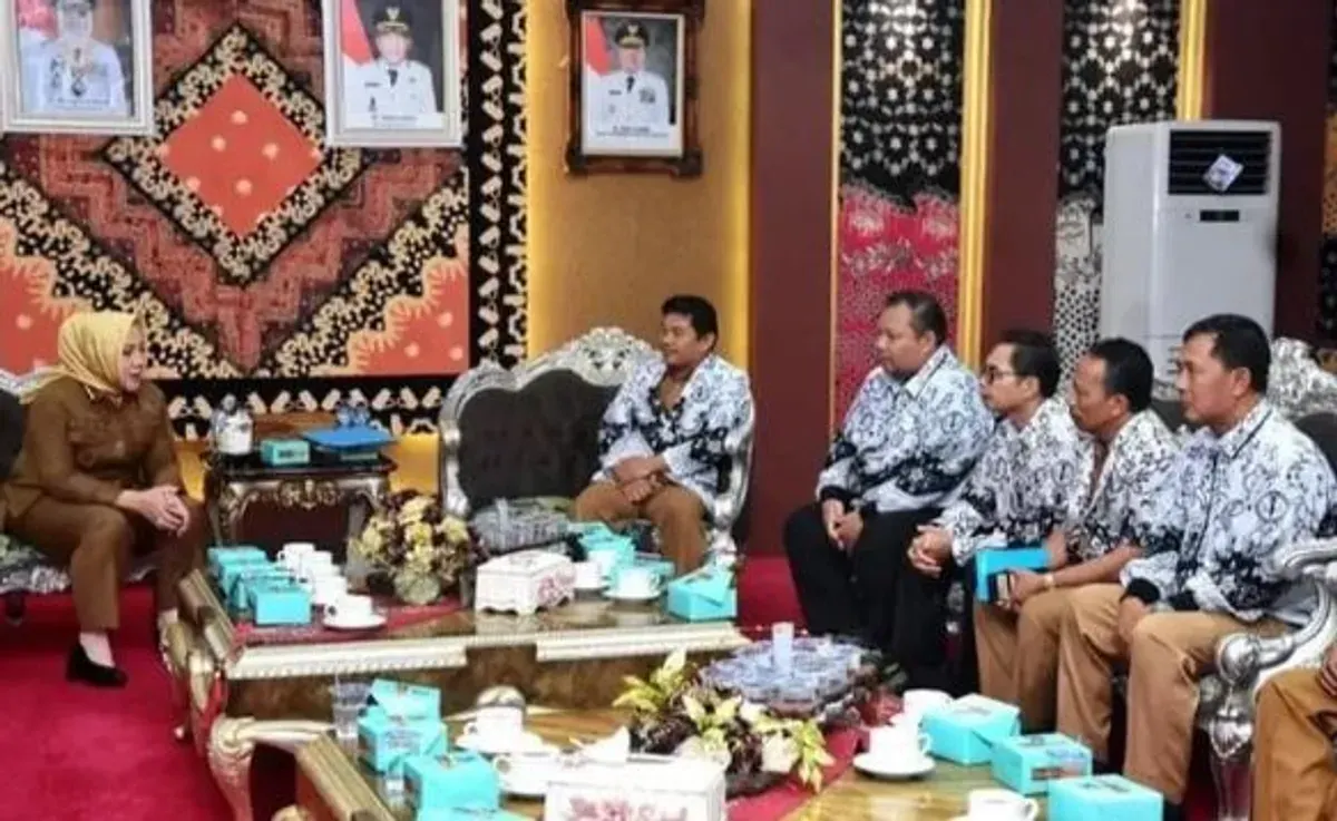 Audiensi antara Bupati Musi Rawas Hj. Ratna Machmud dan jajaran Pengurus Persatuan Guru Republik Indonesia (PGRI) Kabupaten Musi Rawas berlangsung di Pendopoan Rumah Dinas Bupati pada Senin (14/07/2025). (Sumber: Istimewa)