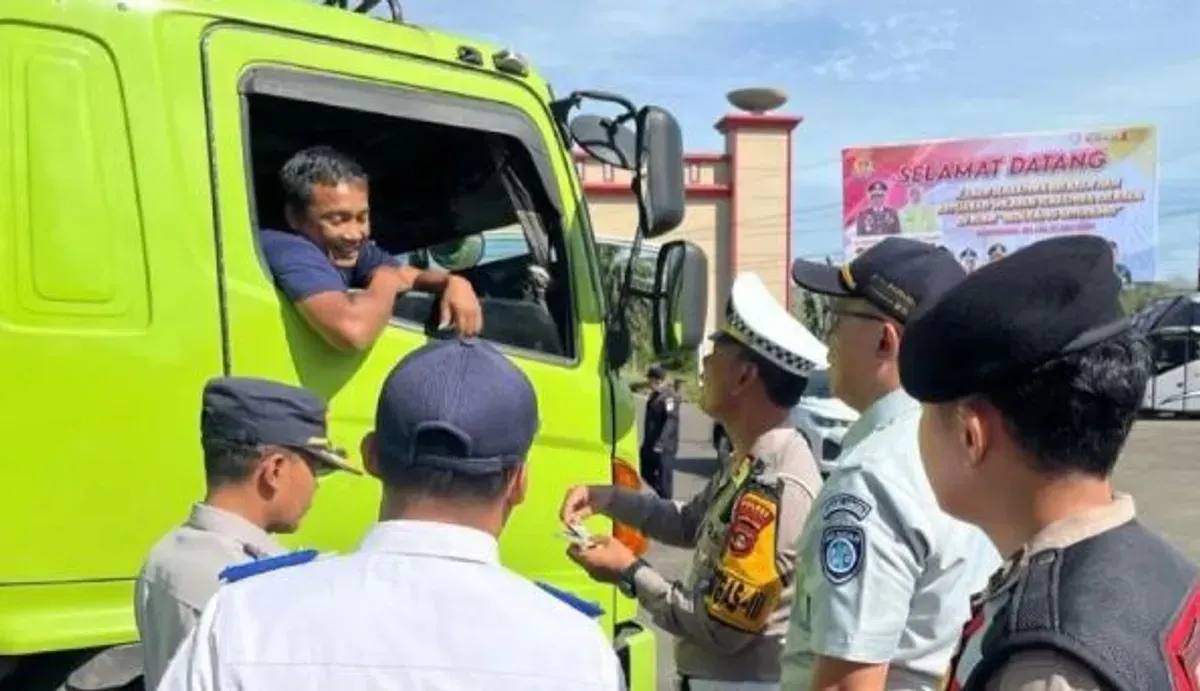 Petugas Polres Banyuasin, Sumatera Selatan, menggelar Operasi Patuh Musi 2025 dengan memusatkan kegiatan di sepanjang ruas Jalan Lintas Timur (Jalintim) Palembang - Betung. (Sumber: Istimewa)