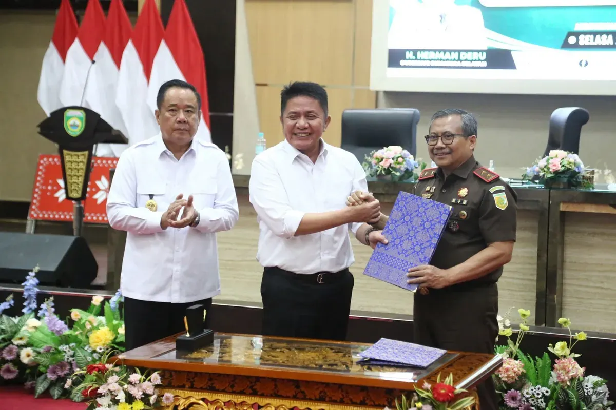 Gubernur Herman Deru secara simbolis menerima penyerahan aset perkara tindak pidana korupsi Batanghari Sembilan dari Kepala Kejati Sumsel, Yulianto. (Sumber: Istimewa)