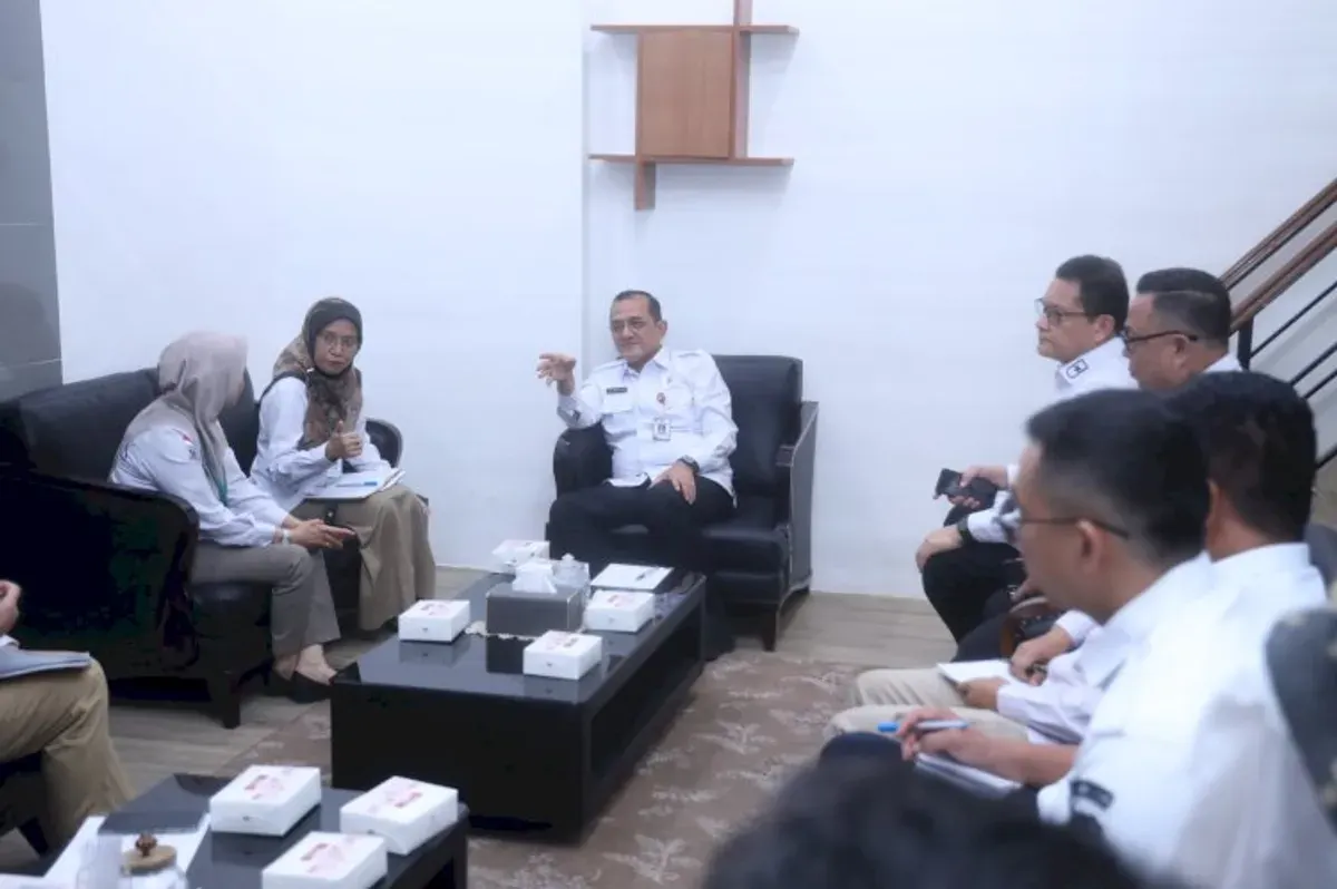 Pertemuan antara Sekretaris Daerah Provinsi Sumsel, Drs. H. Edward Candra, MH, dan Kepala BBPOM Palembang, Yeni Ardianti, yang berlangsung di Ruang Tamu Sekda pada Rabu (23/7/2025). (Sumber: Istimewa)