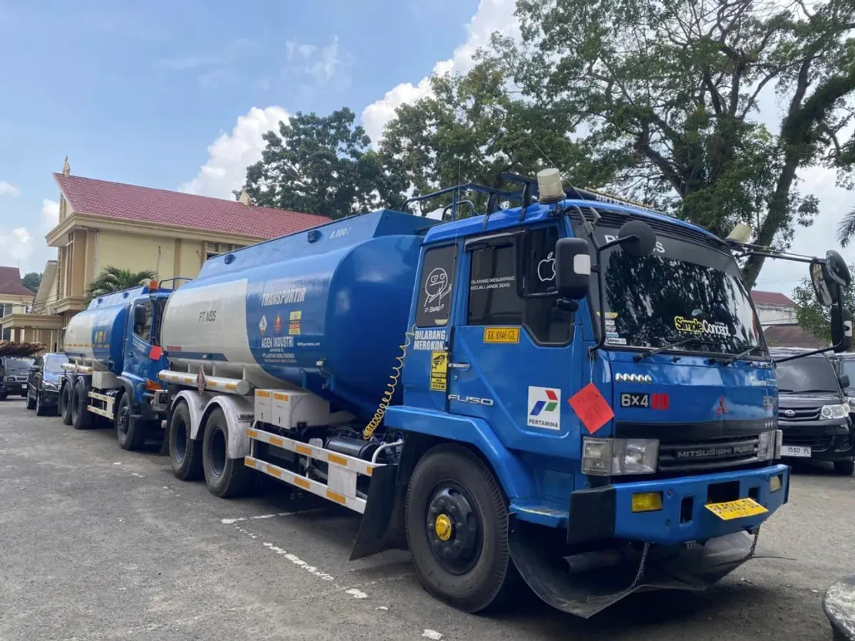 Dua truk tangki pengangkut 16.100 liter solar olahan diamankan tim Ditreskrimsus Polda Jambi. Dua sopir dan dua oknum TNI diduga terlibat dalam kasus penyelundupan BBM ilegal lintas provinsi. (Sumber: Istimewa)