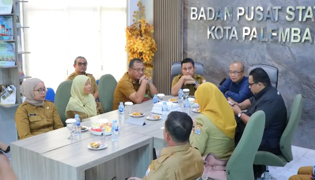 Asisten II Setda Kota Palembang, Isnaini Madani, menjelaskan strategi 4K yang diterapkan Pemkot untuk mengendalikan inflasi dan menjaga stabilitas harga kebutuhan pokok. (Sumber: Istimewa)