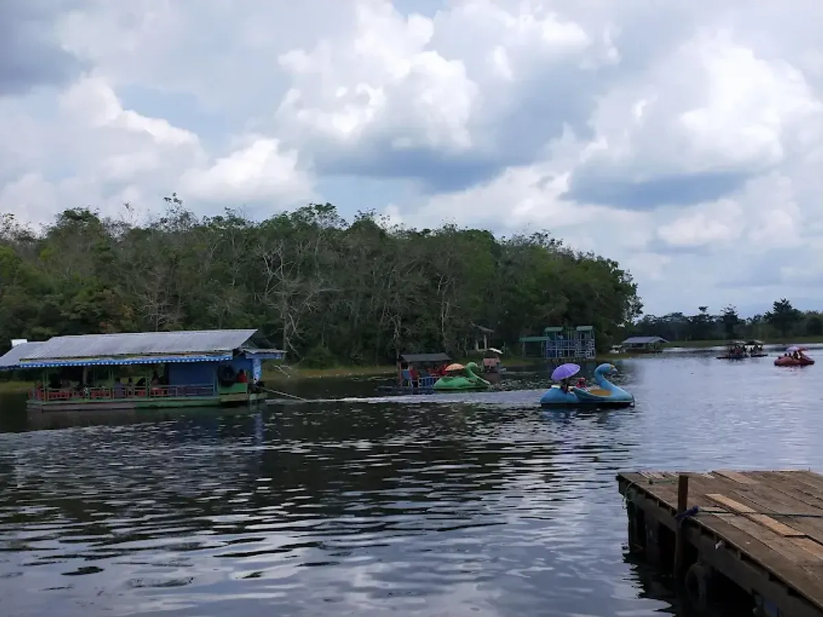 Danau Aur: Pesona Alam yang Menakjubkan di Sumatera Selatan (Sumber: google.com | Foto: Uun Triyani)