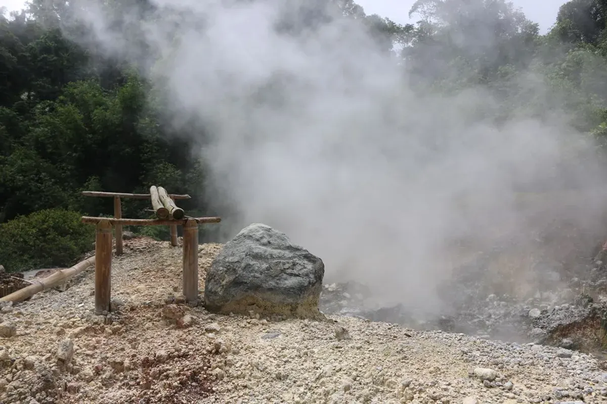 Sumber Air Panas Gemuhak: Pesona Alam yang Menyegarkan Jiwa (Foto: ksmtour.com)