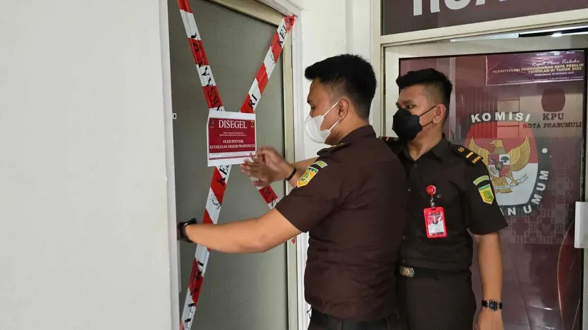 Tim Kejari Prabumulih menyegel salah satu ruangan KPU (Sumber: Istimewa)