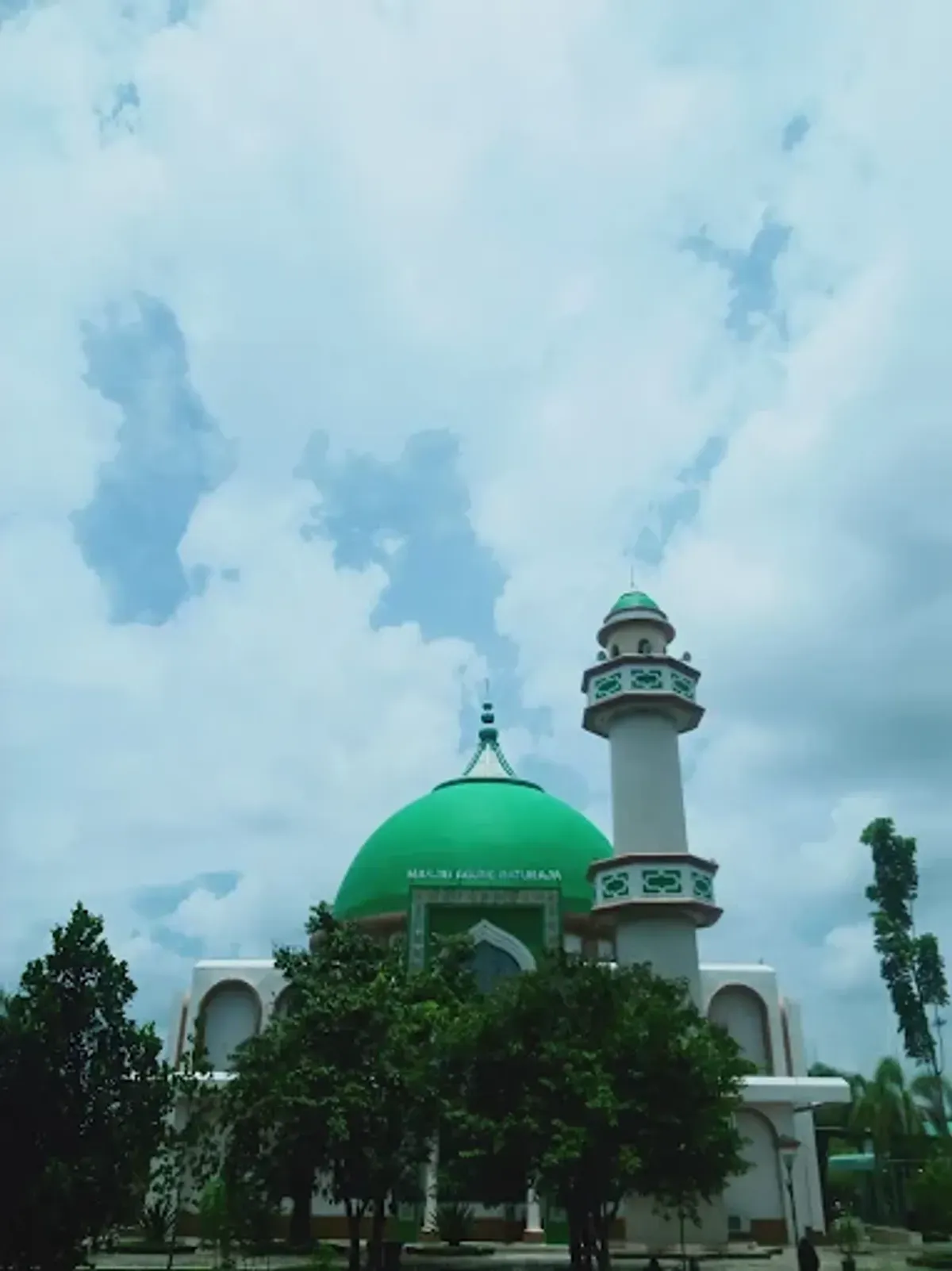 Masjid Agung Baturaja: Destinasi Religi dan Ikon Kebanggaan Masyarakat Ogan Komering Ulu (Foto: Aditya Putra Pratama Adfiredisfah)