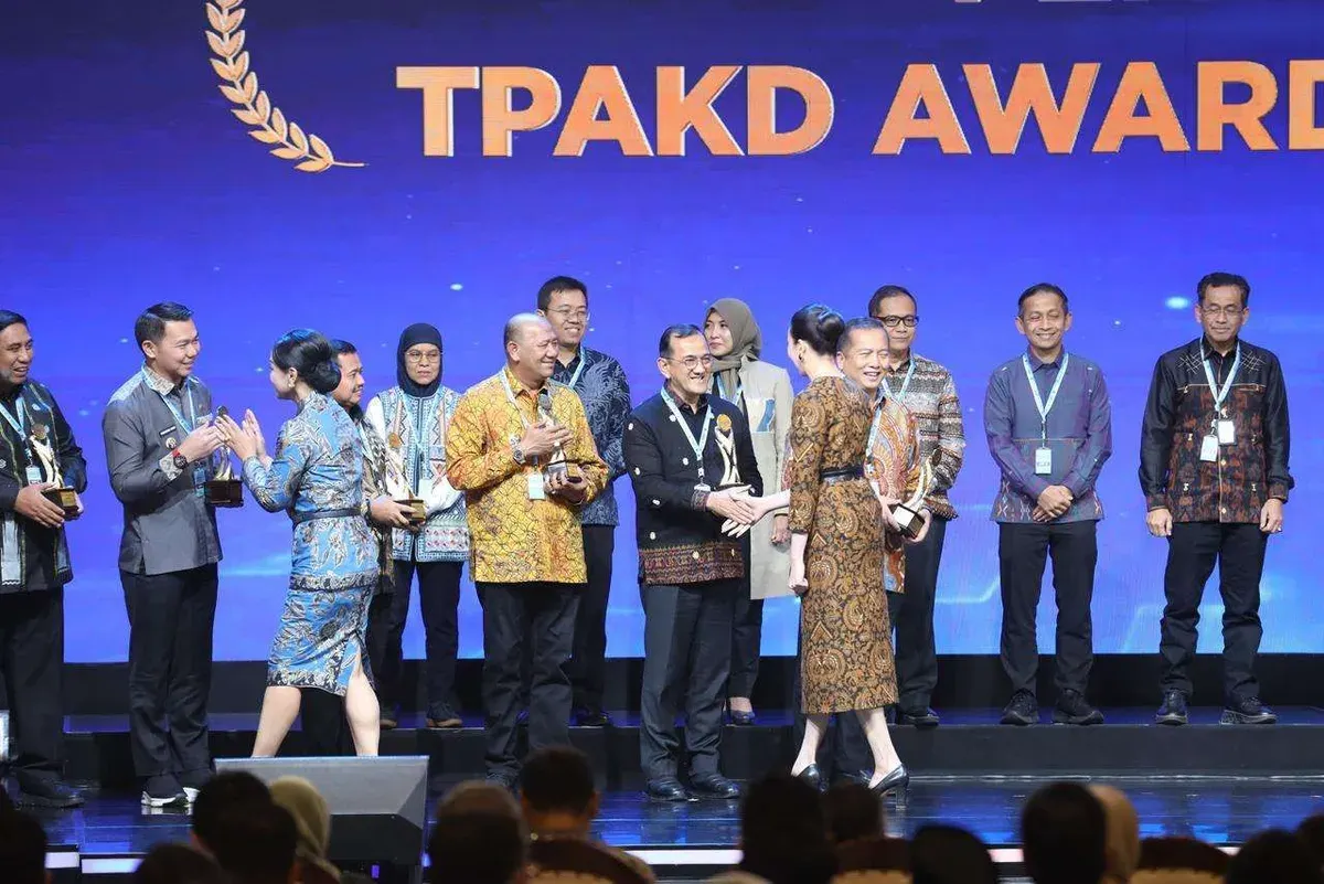 Sekretaris Daerah Provinsi Sumsel, Edward Candra, mewakili Gubernur Herman Deru saat menerima TPAKD Award 2025 dari Menteri Koordinator Bidang Perekonomian RI, Airlangga Hartarto, pada Rakornas TPAKD 2025 di Jakarta. (Sumber: Istimewa)