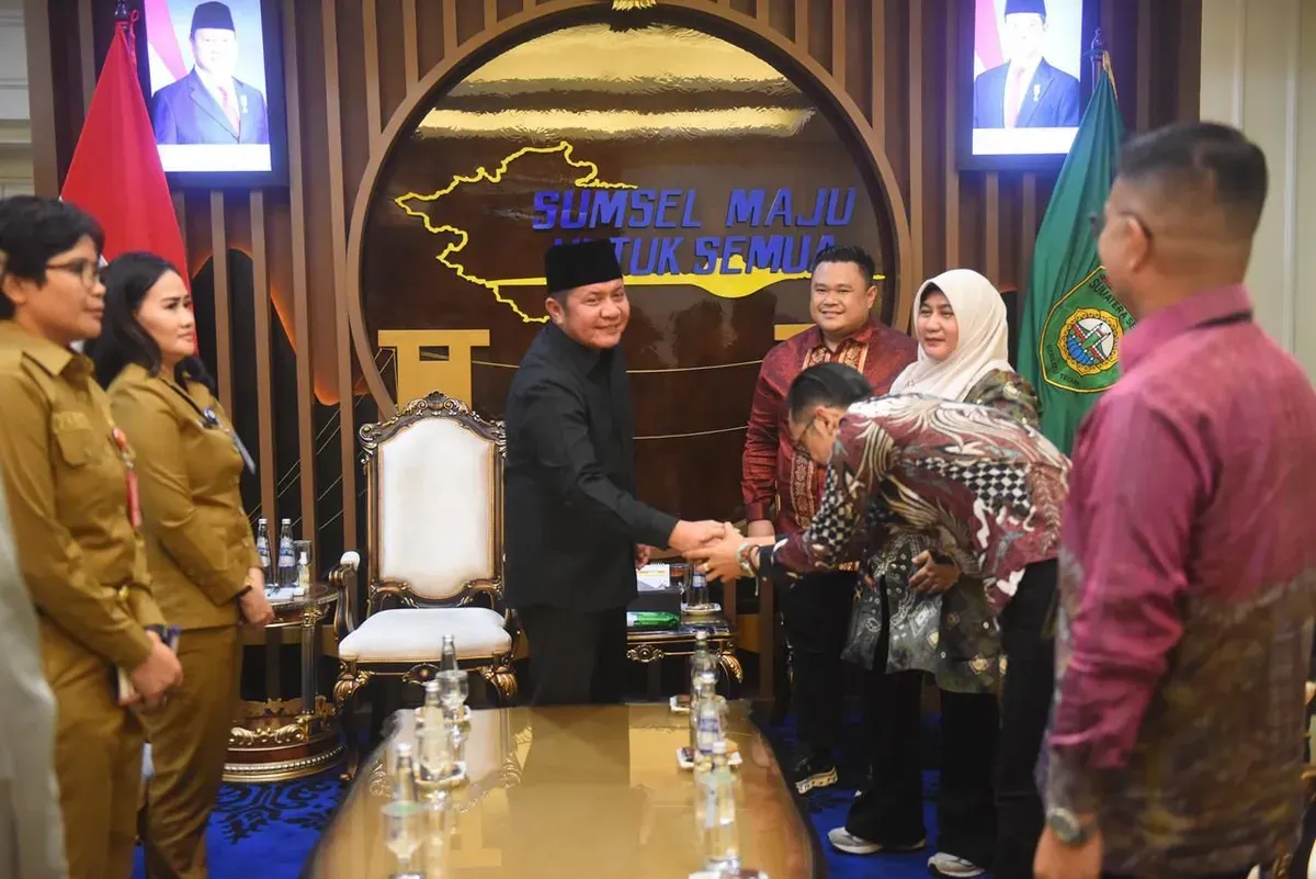 Gubernur Herman Deru saat menerima kunjungan silaturahmi RCEO PT Pegadaian Kanwil III Sumbagsel, Novryandi. (Sumber: Istimewa)
