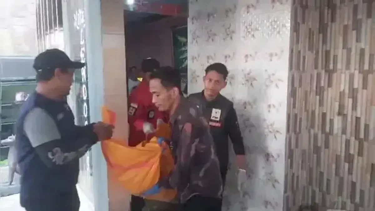 Dokter forensik RS Bhayangkara Polda Sumsel, dr. Indra Nasution, menjelaskan hasil pemeriksaan terhadap jasad korban AP yang ditemukan tewas di kamar hotel Palembang. (Sumber: Istimewa)