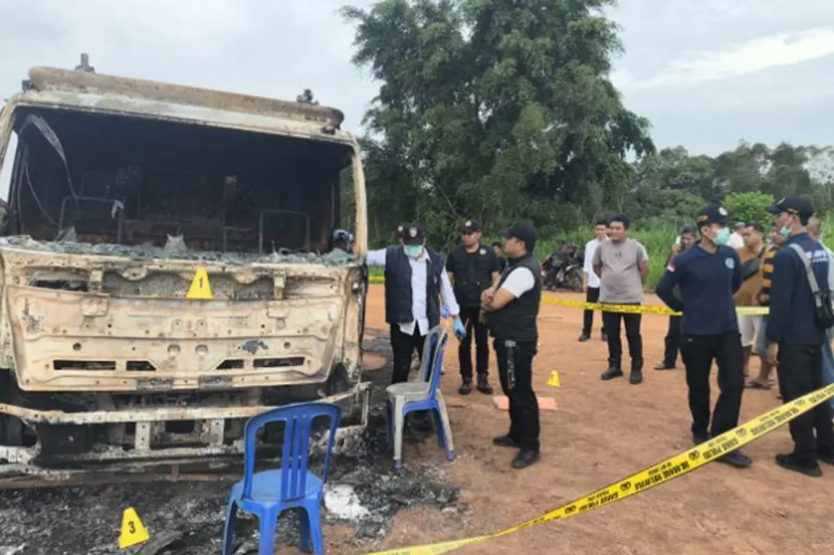 Petugas kepolisian melakukan olah TKP di lokasi truk tronton yang terbakar di Desa Seribandung, Kecamatan Tanjung Batu, Ogan Ilir, Sumatera Selatan. (Sumber: Istimewa)