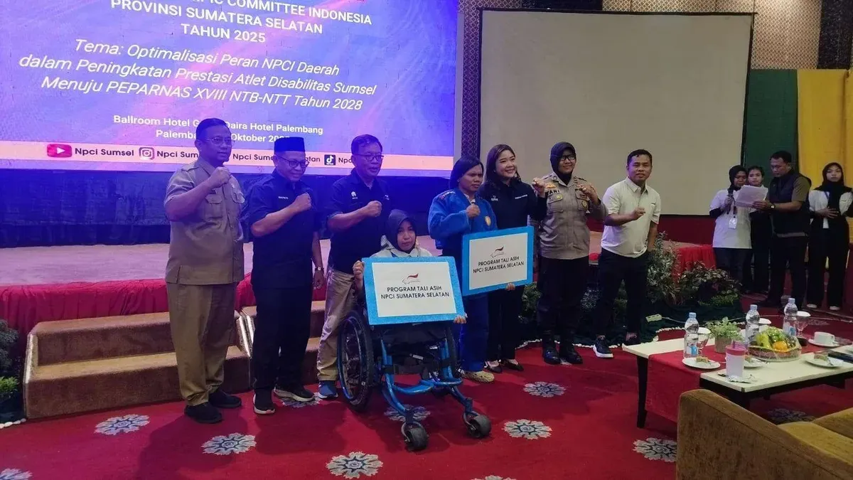 Ketua NPCI Sumsel Rian Yohwari menyerahkan tali asih kepada atlet disabilitas pada pembukaan Rakerprov NPCI Sumsel di Hotel Grand Daira Palembang, Selasa (14/10/2025). (Sumber: Istimewa)